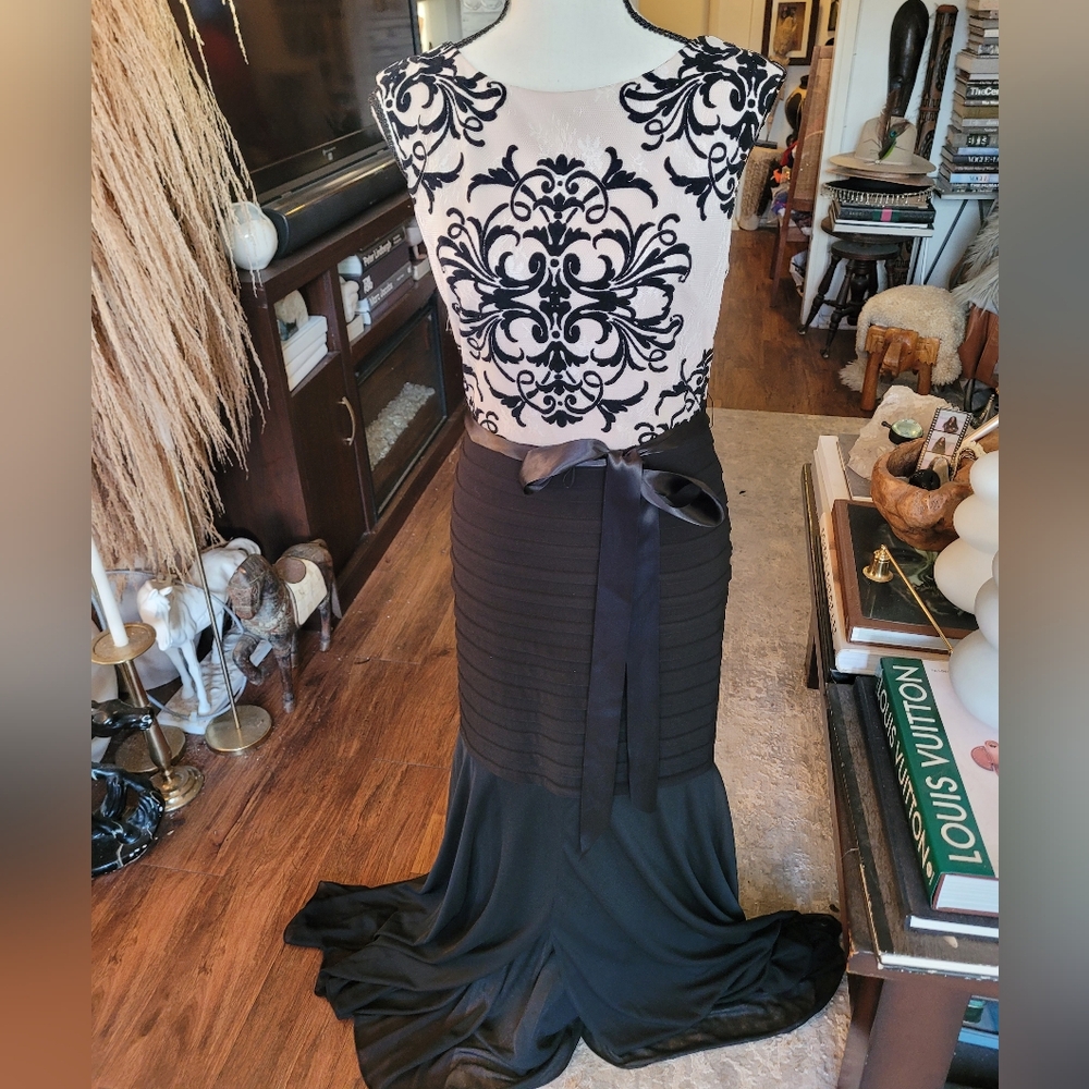 Betsy & Adam Lace Bodice Formal Mermaid With Illusion Godets Dress Gown